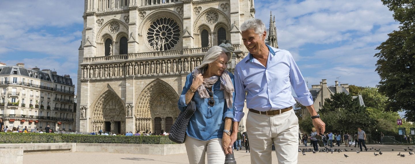 Couple walking, Notre Dame, Paris